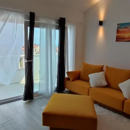 Garden House 2 Daire Supetar